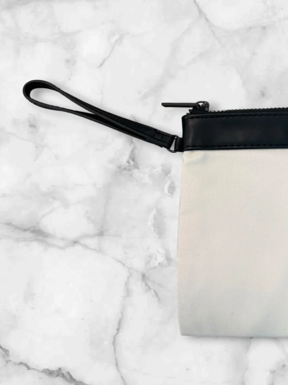 NWOT Source Unknown Black and White Cosmetic Pouch with Beauté Logo